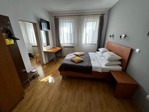 1 dormitorio con cama y escritorio. en Moto klub Brod, en Slavonski Brod