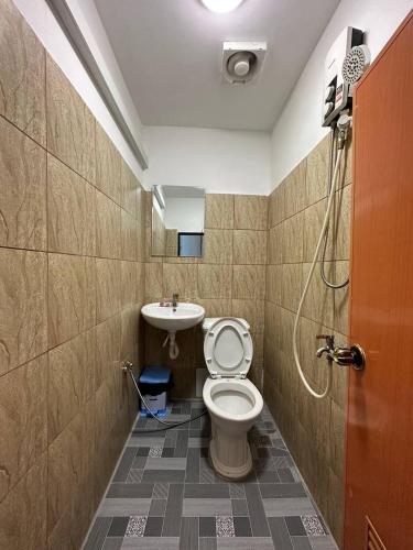 a bathroom with a toilet and a sink at Happy Elephant Bungalows in Koh Rong Island