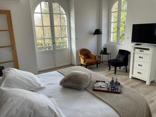 Un dormitorio con una cama blanca y una bandeja. en Villa Harriet en Uhart-Cize