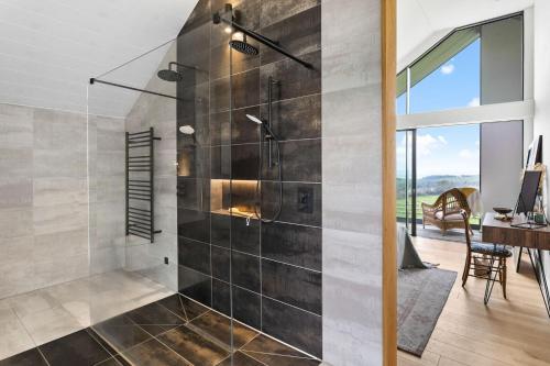 W łazience znajduje się prysznic ze szklanymi drzwiami. w obiekcie Higher Poole, Slapton w mieście Slapton