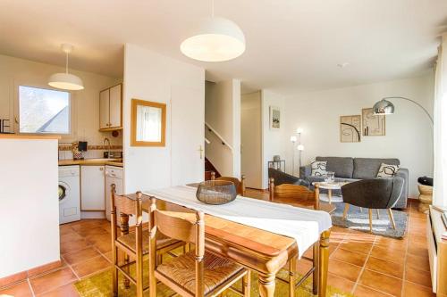 une cuisine et un salon avec une table et des chaises dans l'établissement Magnifique maison au coeur de Deauville 6P CLAIREFONTAINE, à Deauville