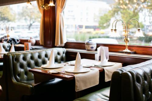 un restaurante con dos mesas con servilletas. en Hôtel-Restaurant L'Auberge en Spa