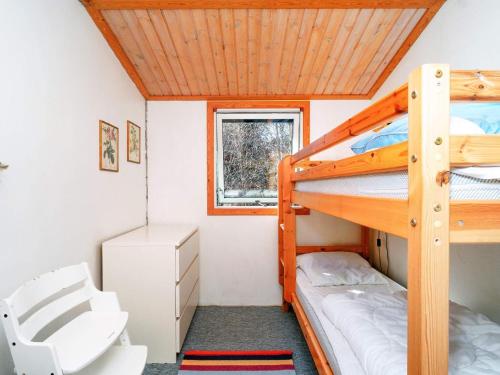 sypialnia z 2 łóżkami piętrowymi i biurkiem w obiekcie Holiday home Rørvig XVI w mieście Rørvig