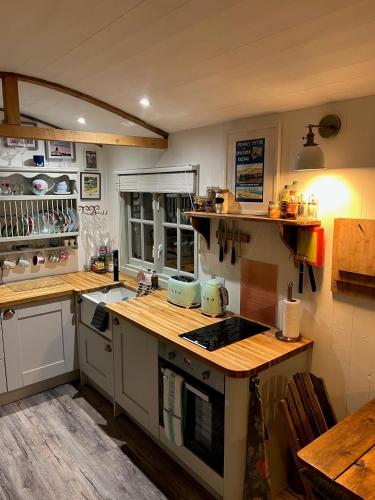 Mountbatten Shepherds hut & Buckhurst Shepherds hutにあるキッチンまたは簡易キッチン