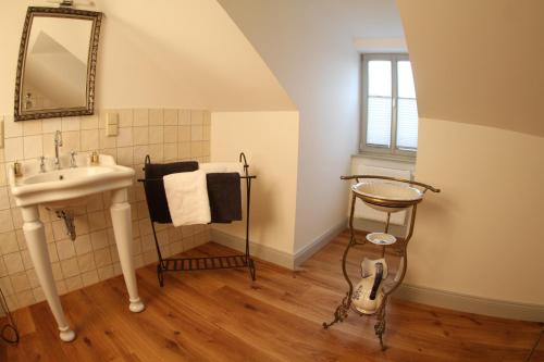 a bathroom with a sink and a mirror at Hotel Villa Victoria in Coburg