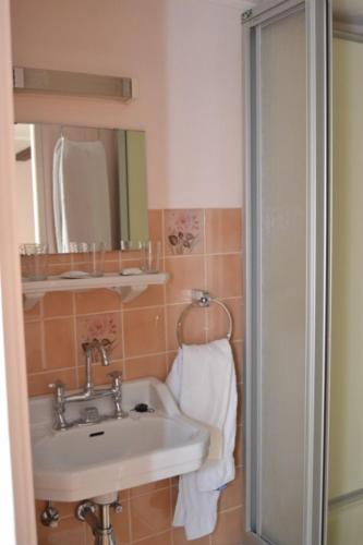 Un baño de Aux Deux Clefs