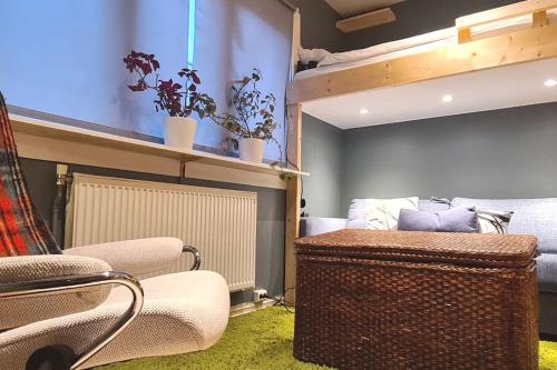 een woonkamer met stoelen en een stapelbed bij smart Studio Apartment 3 mins from Vigeland park in Oslo