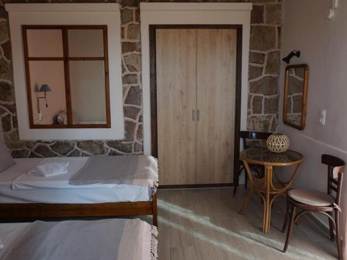 1 dormitorio con cama y mesa con espejo en Vida Balance Garden, en Mithimna
