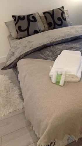 uma cama com duas toalhas brancas em love Romm em Londres