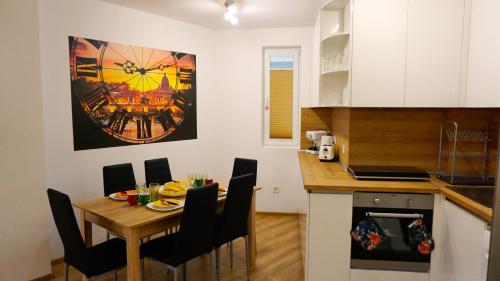 eine Küche mit einem Tisch und Stühlen sowie ein Esszimmer in der Unterkunft Апартамент Далия - Apartment Dalia in Warna