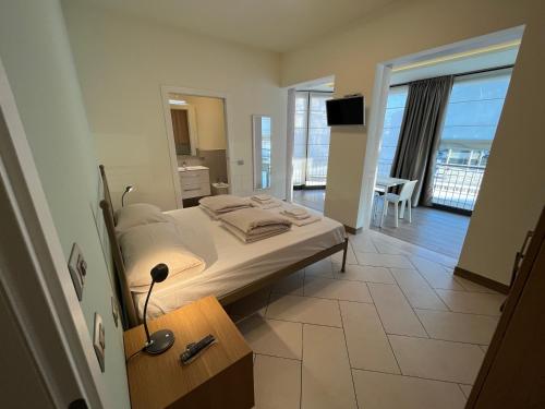 Schlafzimmer mit einem Bett und Blick auf ein Bad in der Unterkunft CASA DANZI in Peschiera del Garda