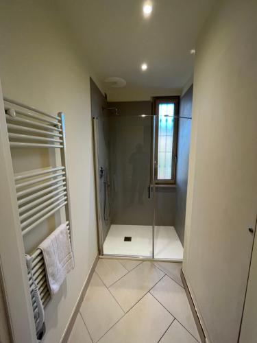 baño con ducha y puerta de cristal en CASA DANZI en Peschiera del Garda