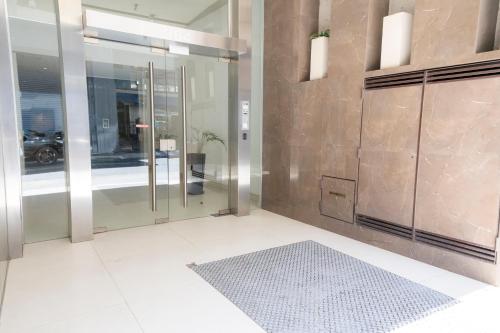 a bathroom with a walk in shower and a glass door at Impecable! Centro BA con pileta y parrilla 3 pax in Buenos Aires