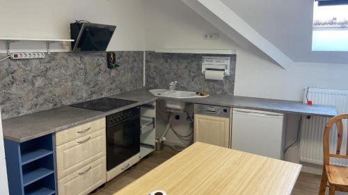 uma cozinha com um lavatório e uma bancada em Casa Andrea 3-Zimmer Wohnung em Wallersdorf