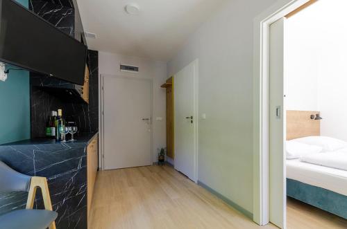 a small apartment with a bedroom and a bed at APARTAMENTY ZDROJOWA 9 in Duszniki Zdrój
