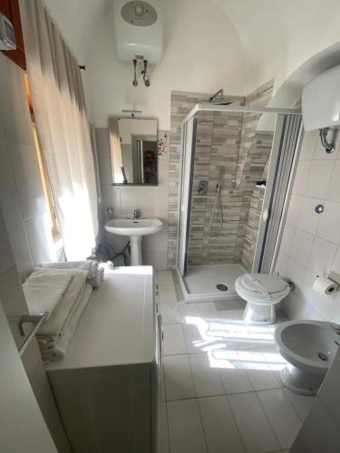 A bathroom at 6 Civico d arte Gargano home