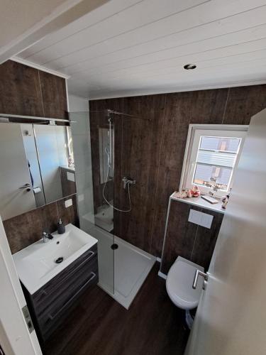 uma casa de banho com um lavatório, um WC e um chuveiro em Tiny House Flensburg Lee em Handewitt