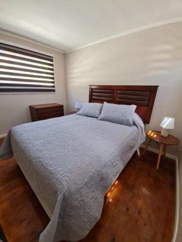Un dormitorio con una cama grande y una ventana en Cabañas y Loft Parronal, en Vicuña