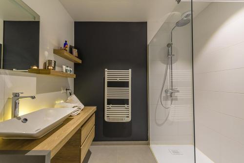W łazience znajduje się umywalka i prysznic. w obiekcie Charmante maison avec Vue LAC et Montagnes - PISCINE privative - LLA Selections by Location lac Annecy w mieście Saint-Jorioz