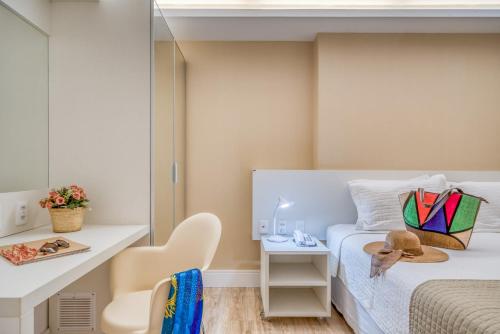 una piccola camera con letto e specchio di Hotel Brisa Suítes Pajuçara a Maceió