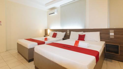 Postel nebo postele na pokoji v ubytování RedDoorz at V Plaza Hotel Manila