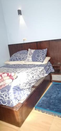 Tempat tidur dalam kamar di غرفه بمسكن مشترك بمدينة العبور بالقرب من الجامعة