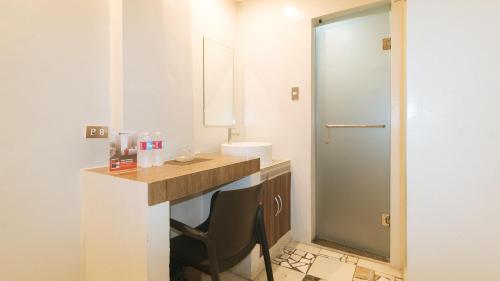 a small bathroom with a sink and a toilet at RedDoorz at V Plaza Hotel Manila in Manila