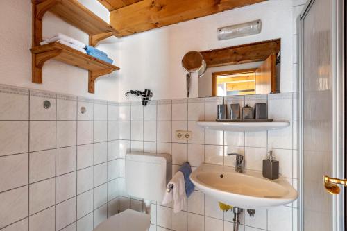 un bagno con un water e un lavandino di Schipp Landen Lisa a Schobüll