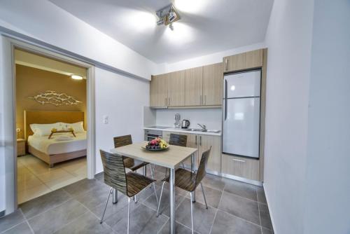 een keuken en een eetkamer met een tafel en stoelen bij Lenikos Resort in Agia Galini