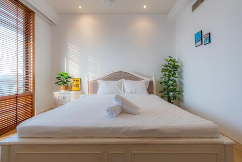 a bedroom with a large bed with white sheets at Park view Avalon Apartment District 1 HCM City in Ho Chi Minh City