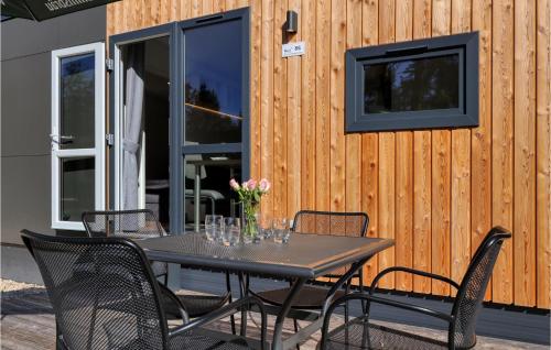 ein schwarzer Tisch und Stühle auf einer Terrasse in der Unterkunft Tiny Haus 60 Am Brombachsee in Pleinfeld