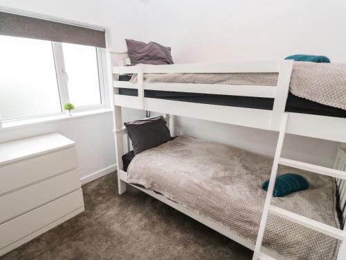 彭贊斯的住宿－Lauristine Flat，一间卧室配有两张双层床和一张床