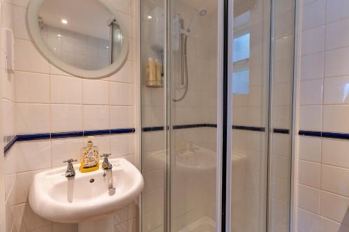 uma casa de banho com um lavatório e um chuveiro em Finest Retreats - Salvay em Porthleven