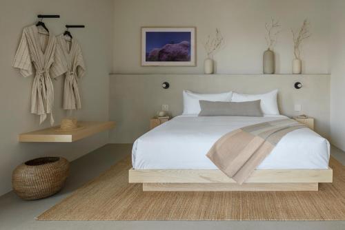 a bedroom with a large white bed in a room at Drift Palm Springs in Palm Springs