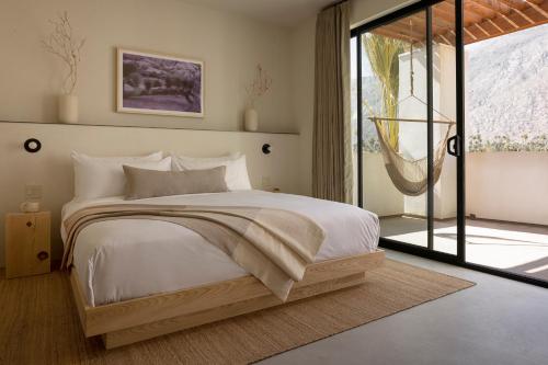 Postel nebo postele na pokoji v ubytování Drift Palm Springs, a Member of Design Hotels