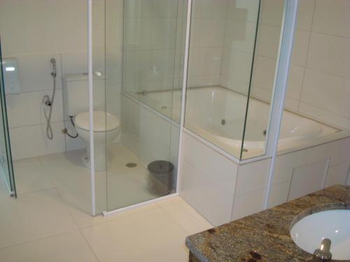 een badkamer met een douche, een toilet en een wastafel bij Floresta Hotel in Sao Paulo