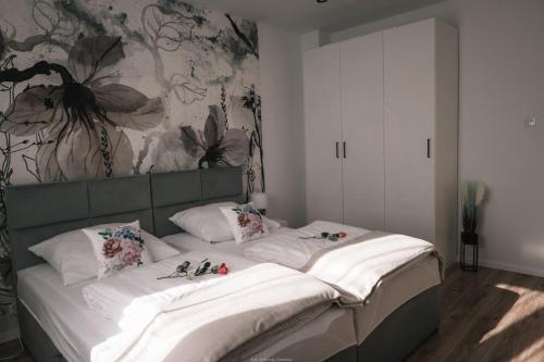 Un dormitorio con una cama grande con zapatos. en Apartament Komfort, en Słupsk
