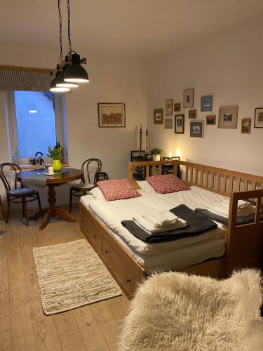 Tajov的住宿－Ludvov Dom，一间带两张床的卧室和一间带桌子的用餐室