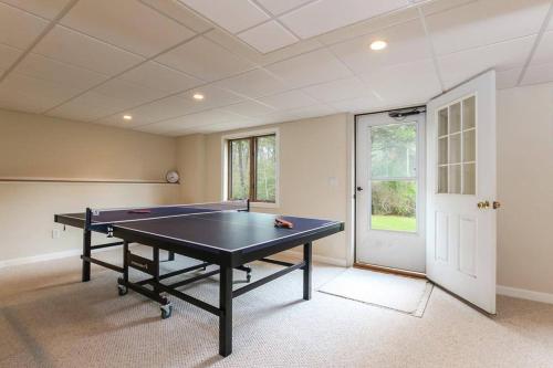 Kemudahan pingpong di Stunning Spacious Cape Cod House with Water Views atau berdekatan