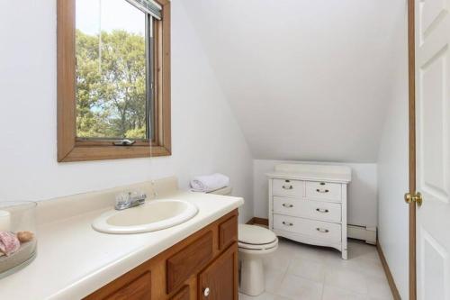 Gambar di galeri bagi Stunning Spacious Cape Cod House with Water Views di Falmouth