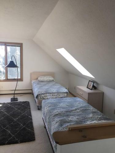 Katil atau katil-katil dalam bilik di Stunning Spacious Cape Cod House with Water Views