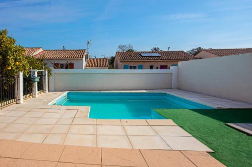 une piscine dans l'arrière-cour d'une maison dans l'établissement Villa La Londe les Maures, à La Londe-les-Maures