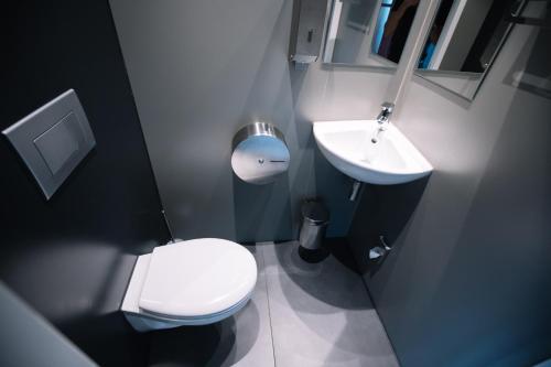 Bilik mandi di ClinkNOORD Hostel