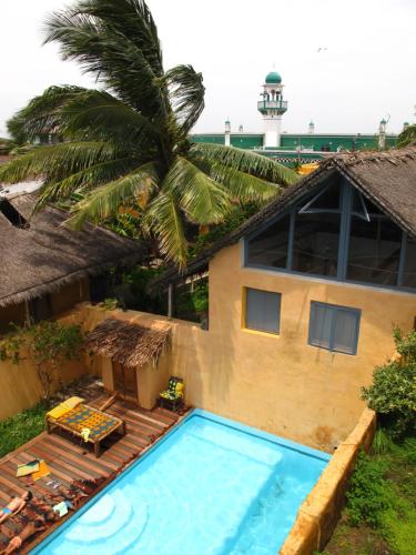 eine Luftansicht eines Hauses mit Pool in der Unterkunft Patio dos quintalinhos - Casa di Gabriele in Ilha de Moçambique