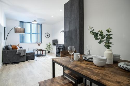 a living room with a table and a couch at Apartments in Peterborough City Centre - Bayard Plaza in Peterborough