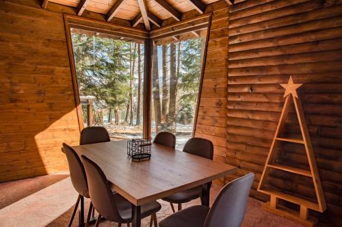 uma sala de jantar com uma mesa de madeira e uma estrela na parede em Forest Lux Boutique Villas em Rakitovo