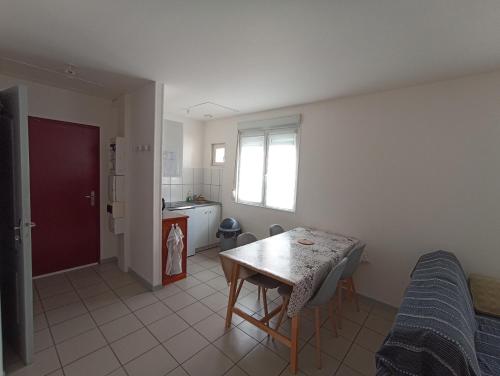 Φωτογραφία από το άλμπουμ του Joli studio spacieux au rez de chaussée σε Denain