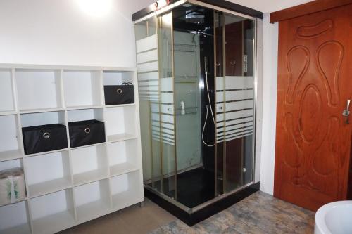 La salle de bains est pourvue d'une douche et d'une porte en verre. dans l'établissement Hana, à Els Poblets