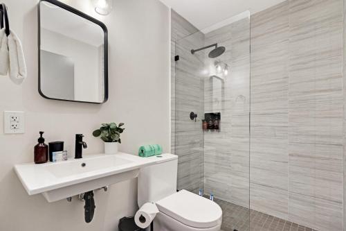 Un baño de Roami at Habitat Brickell