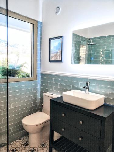 une salle de bain avec un lavabo et des toilettes dans l'établissement La Californie Views, à Cannes